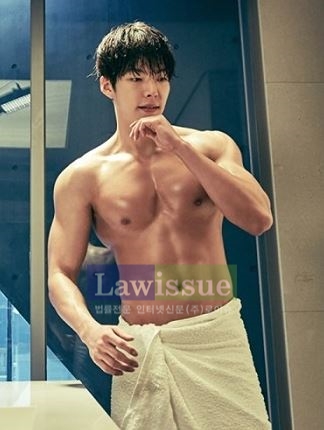 비인두암 진단 김우빈, 완벽 복근 자랑하던 모습 '눈길'