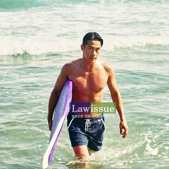 배정남, 서핑 후 숨길 수 없는...명품 빨래판 복근 뽐내