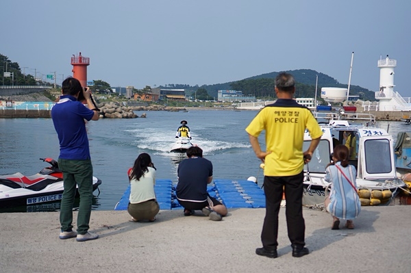 제1기 서포터즈들이 송정센터를 방문해 취재를 하고 있다.