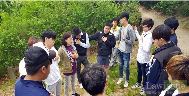 보호관찰청소년들이 숲체험프로그램에 참여하고 있다.