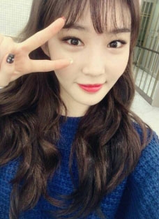 일주일 내내 열일할 미모...청하, '블루컬러 긴 웨이브 머리'