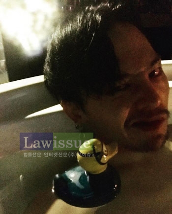 지드래곤 개소리, '면도하지 않은 그...목욕중 마초적 매력'