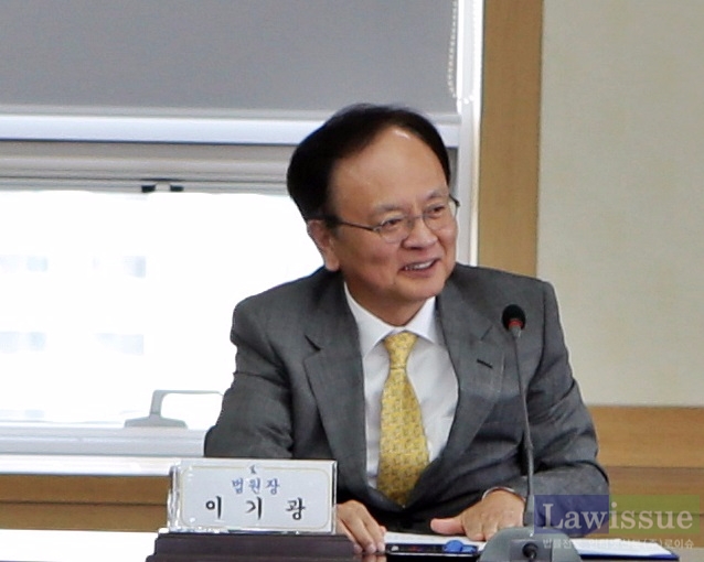 이기광 울산지법원장이 변호사들과 대화를 나누고 있다.