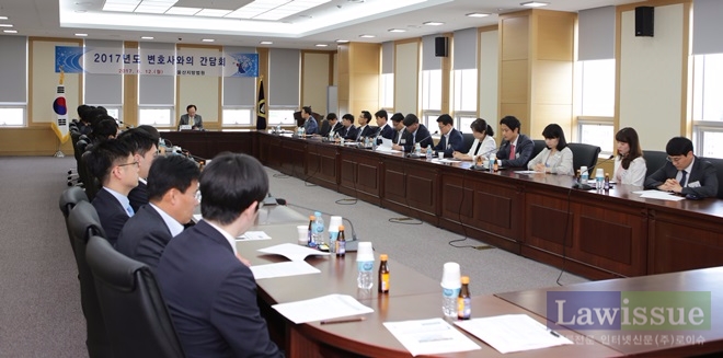 울산지방법원과 울산지방변호사회간 간담회를 갖고 있다.