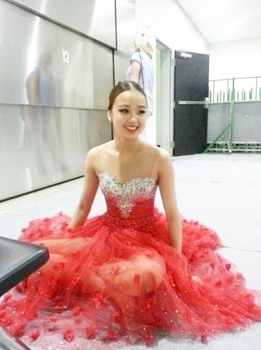 손연재, 붉은색 시스루 입고 아찔 쇄골 자랑....'강렬한 아빠다리'