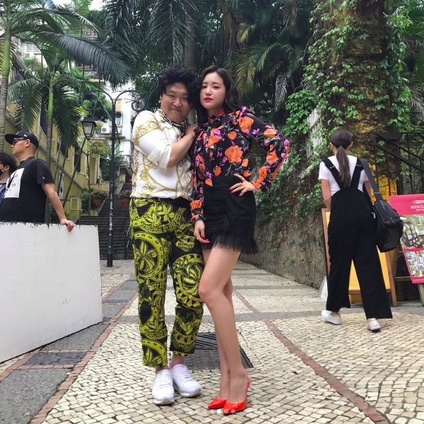 싸이 흠뻑쇼 앞두고 앞서 화려한 무늬 바지 입고...M/V촬영장 속 '얼큰샷?'