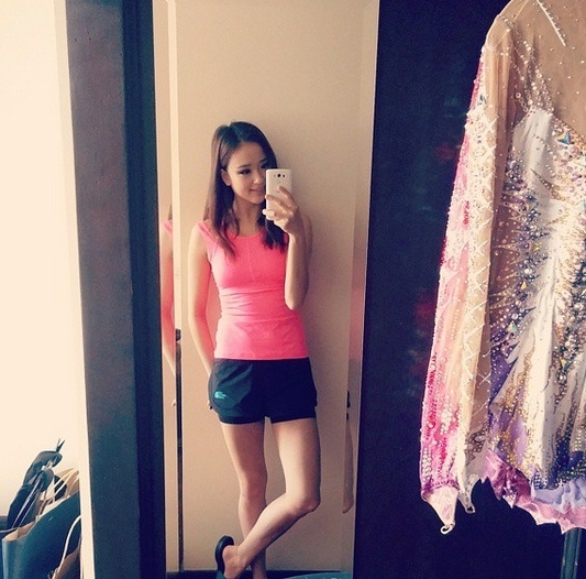 손연재, '부러질 듯 가녀린 자태...핑크 밀착운동복 입고'