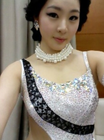 신수지, 옆이 푹 파인 반짝반짝 화려한 댄스의상 '화사해'