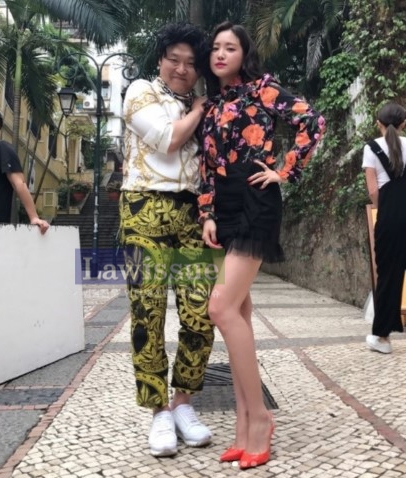 싸이 흠뻑쇼 앞두고 화려한 무늬 바지...손나은과 M/V촬영장 속 '얼큰샷?'