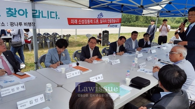 자유한국당 이채익 의원 등 지도부가 민생현장을 찾아 드론업계의 애로사항을 청취하고 있다.