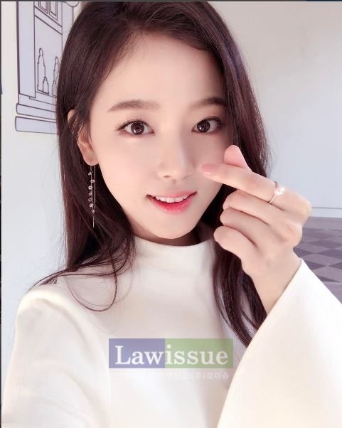 강한나, 흰색 원피스 입고 여신미 뽐내...'손하트는 덤?'