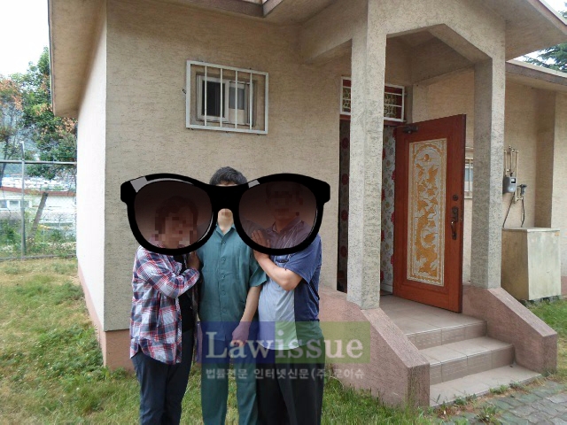 부산구치소 가족만남의 집에서 기념촬영을 하고있다.