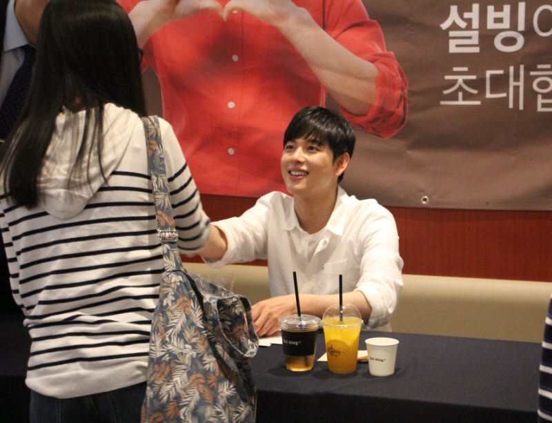 ‘설빙 카페’에서 진행된 임시완 팬 사인회 전경.(사진=설빙)