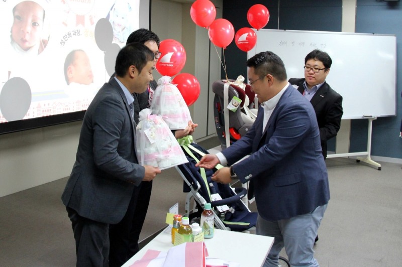 출산한 직원들에게 유아용품 선물 증정 전경. (사진=죠스푸드)