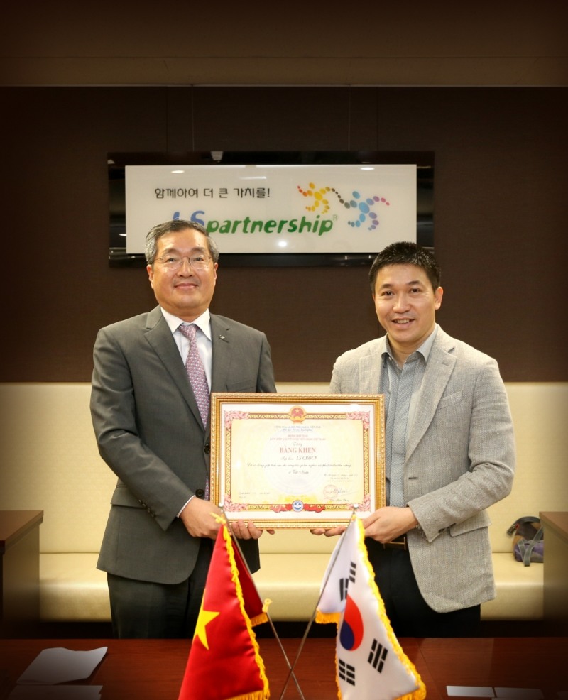 지난 26일, 서울 삼성동 LS 대회의실에서 이광우 ㈜LS 부회장(좌)이 판 아잉 선(Mr. Phan Anh Son) 인민원조조정회(파콤) 대표로부터 사회공헌 우수기업 표창장을 받고 있다.(사진=LS그룹)