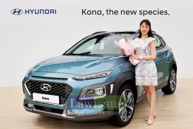 이은진 변호사가 포즈를 취하고 있다.