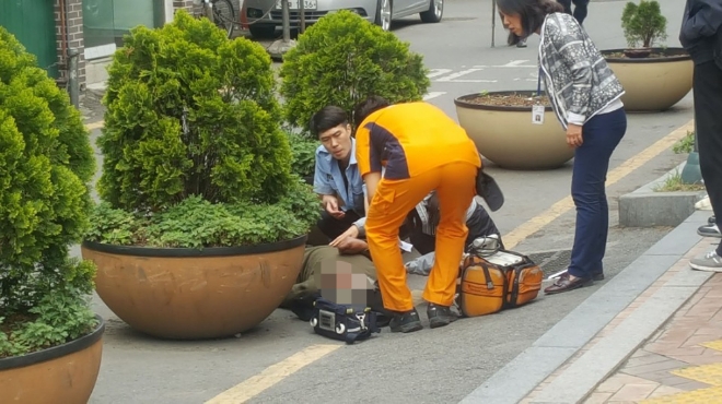 지난 6월 술에 취해 쓰려져 있는 노숙인을 성남동 지역에서 발견해 119 응급조치 중(사진=성남시 제공)