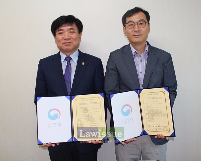 김수진 지부장(사진왼쪽)과 김종수 대표이사가 업무협약서를 내보이며 기념촬영을 하고 있다.