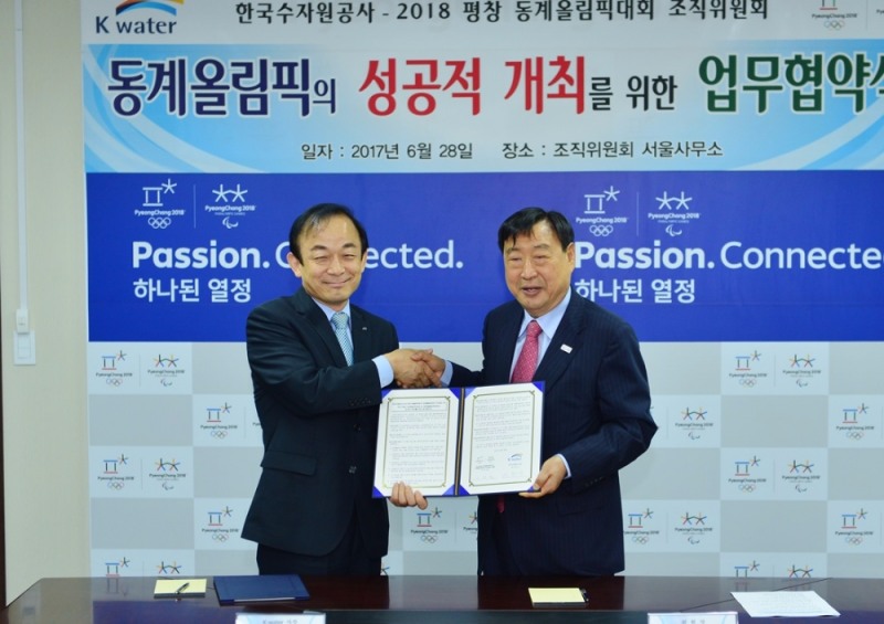K-water와 2018 평창 동계올림픽대회 및 동계패럴림픽대회 조직위원회 업무협약 기념사진. (좌) K-water 이학수 사장 (우) 2018 평창 동계올림픽대회 및 동계패럴림픽대회 조직위원회 이희범 위원장.(제공=K-water)