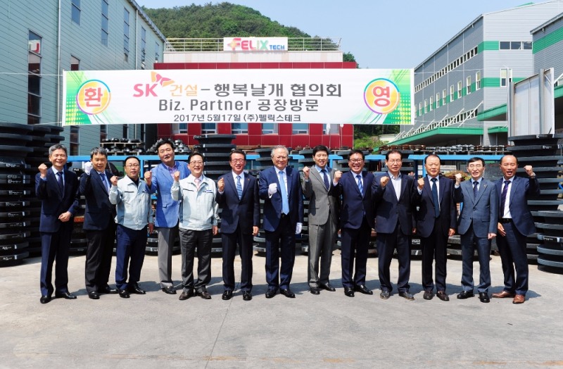 SK건설은 매년 CEO가 비즈파트너 회사들을 직접 방문해 동반성장 간담회를 갖고 경영현황과 애로사항을 청취해 오고 있다. 조기행 SK건설 부회장(왼쪽 여섯번째)이 지난 5월 부산 강서구의 협력업체 펠릭스테크를 방문해 회사 관계자들과 기념촬영을 하고 있다.(제공=SK건설)
