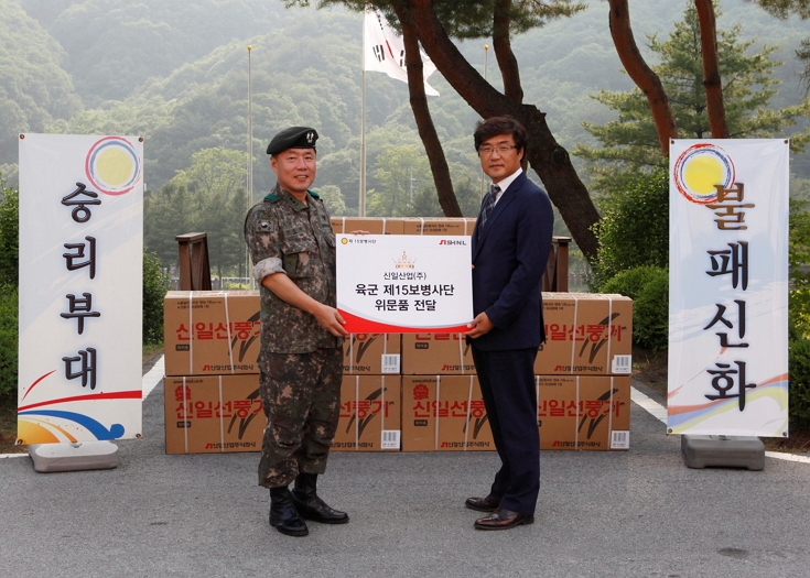 신일산업 정윤석 전무(오른쪽)와 제15보병사단 사단장 안준석 소장(왼쪽)이 선풍기 전달식을 진행하고 있다. (사진=신일산업)