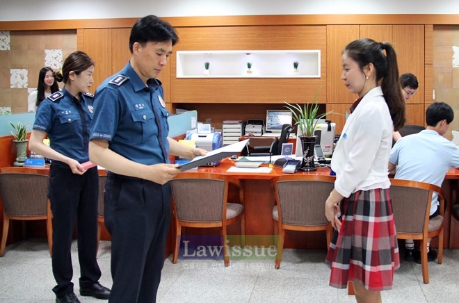 정병오 생활안전과장이 보이스피싱 예방 행원에기 감사장을 전달하고 있다.