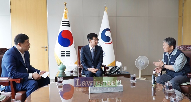 김종훈 의원과 백형록 지부장이 공정거래위원장과 면담을 하고 있다.