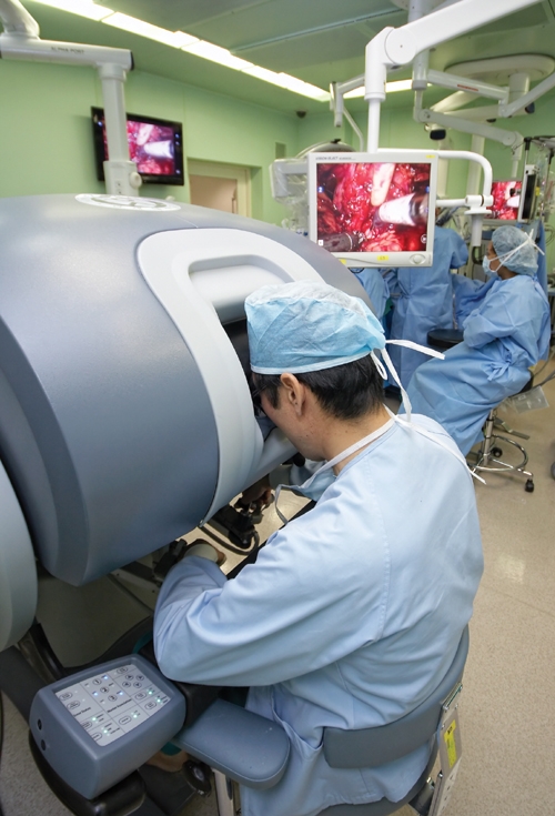:▲ 세브란스병원 비뇨기과 최영득 교수가 전립선암 로봇 수술을 하고 있다.