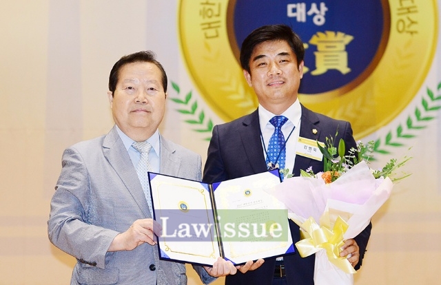 김병욱의원이 의정대상을 수상하고 기념촬영을 하고있다.