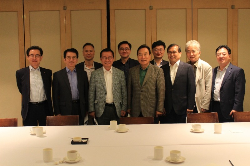 앞줄 왼쪽부터 이창의 한국정기간행물협동조합 이사장, 이정희 한국중소기업학회 회장, 장흥순 (주)블루카이트 대표,김광두 국민경제자문회의 부의장, 김세종 한국중소기업연구원 원장, 김형욱 중앙대학교 교수, 조용준. (사진=중소기업중앙회) 한국제약협동조합 이사장