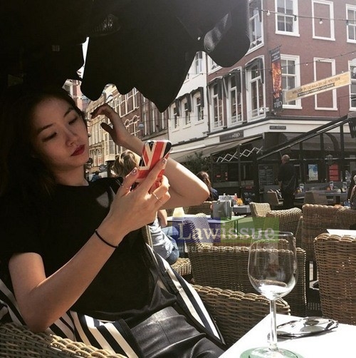 김새롬, 빨간 립스틱...머리 살짝 넘기는 순간포착 '매혹적'