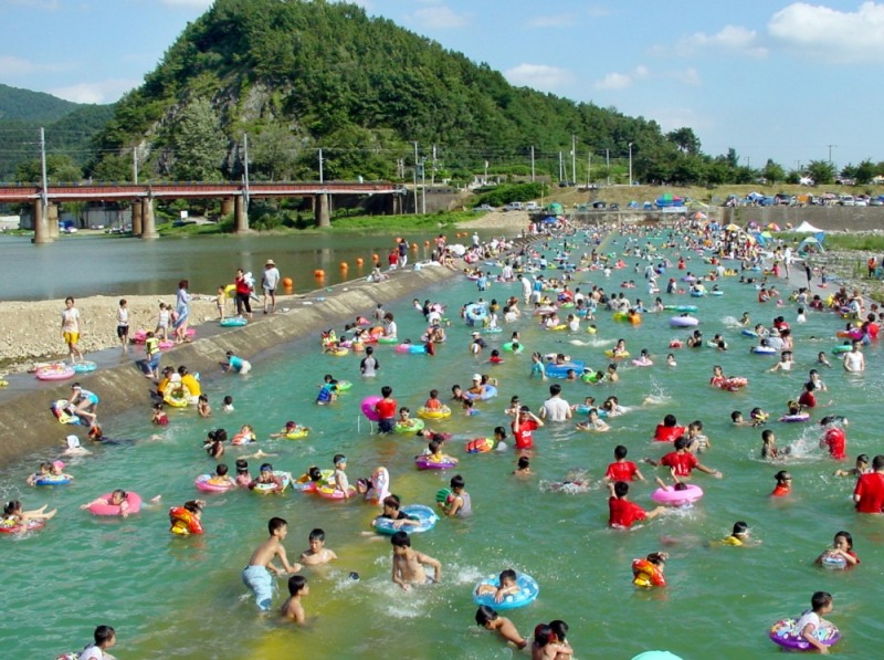 남 밀양시 밀양강 용두교 야외 수영장 모습.(사진=함스피알)