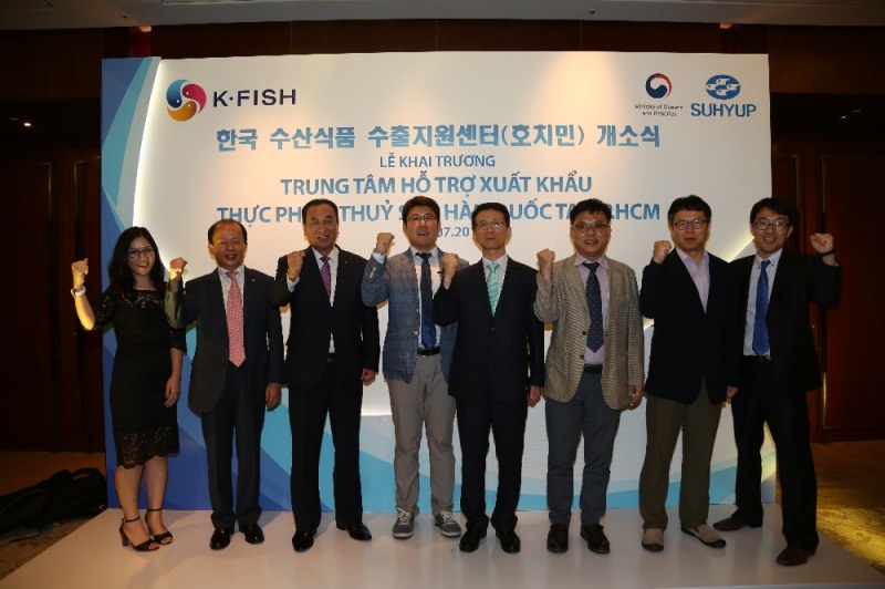지난 12일( 공노성 수협중앙회 대표이사(사진 우측에서 두번째), 서장우 해양수산부 수산정책실장(사진 좌측에서 세번째), 배용성 가오슝 수출지원센터 센터장(사진 우측에서 세번째)가 가오슝 수출지원센터의 출발을 기념하고 있다.(사진=수협중앙회)