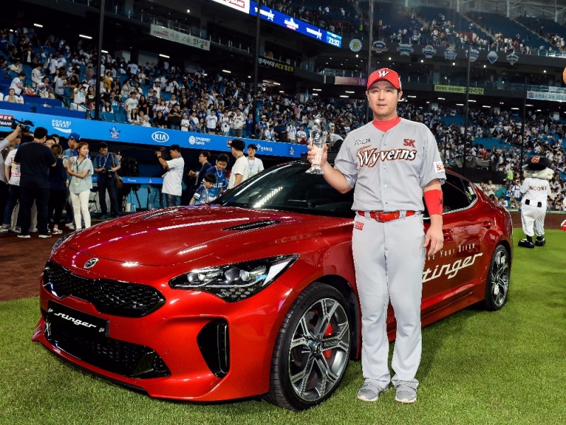 15일(토) 대구 삼성 라이온즈 파크에서 열린 ‘2017 KBO 리그 올스타전’에서 3타수 2안타 3타점으로 맹활약해 MVP에 선정된 최정 선수가 부상으로 주어진 프리미엄 세단 ‘스팅어’와 함께 포즈를 취하고 있다.(사진=기아자동차)