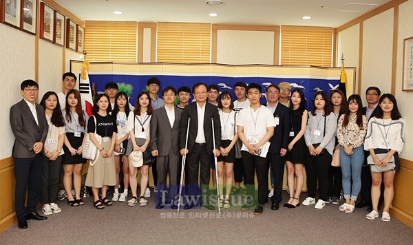 이기광 법원장, 정현수 공보판사와 체험형 청년인턴제 프로그램 참여자들이 기념촬영을 하고 있다.