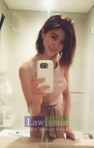 이엘리야, 민소매 누드톤 드레스...거울 보면 '어렵다 셀카'