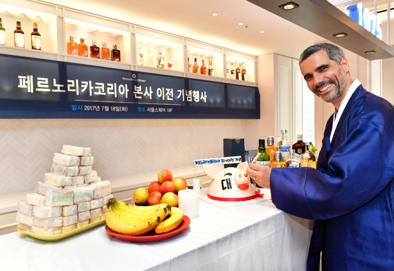 장 투불 페르노리카코리아 대표가 18일 신사옥 이전에 따른 기념행사의 일환으로 액운을 없애고, 풍요와 행운이 오도록 기원하는 고사를 진행하고 있다. (사진=페르노리카코리아)