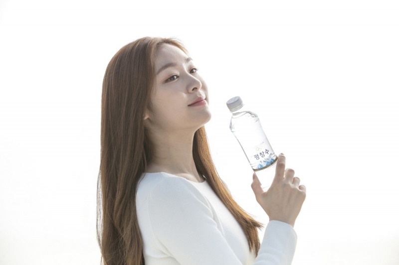 물보다 투명한 김연아 청량감 돋보이는 여신미모 이미지, (사진= 코카-콜라사)