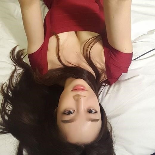 최여진, '빨간 드레스 침대에 누워...고개를 돌리게 만드는 컷'