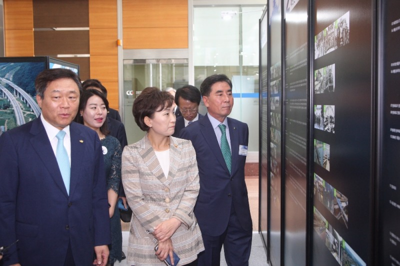 김현미 국토교통부 장관이 건설 70주년 건설의 날 기념식에 참석해 둘러보고 있다.(사진=국토교통부)