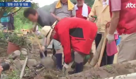 또 다시 '구설수'....홍준표 장화 논란, 불거진 권위주의 설전