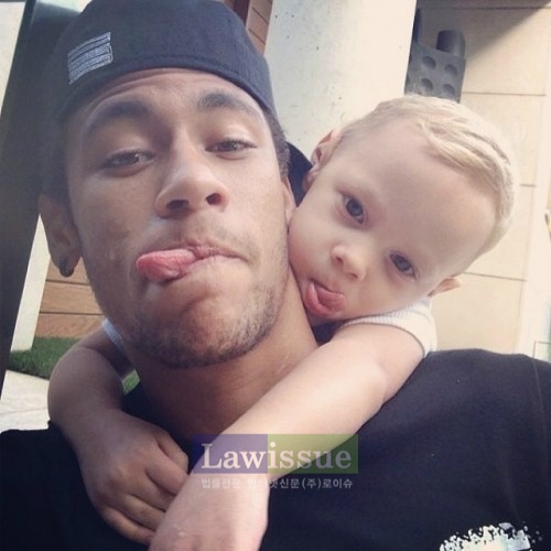 네이마르, 아들 루카와 판박이...즐거운 한때 '부전자전'