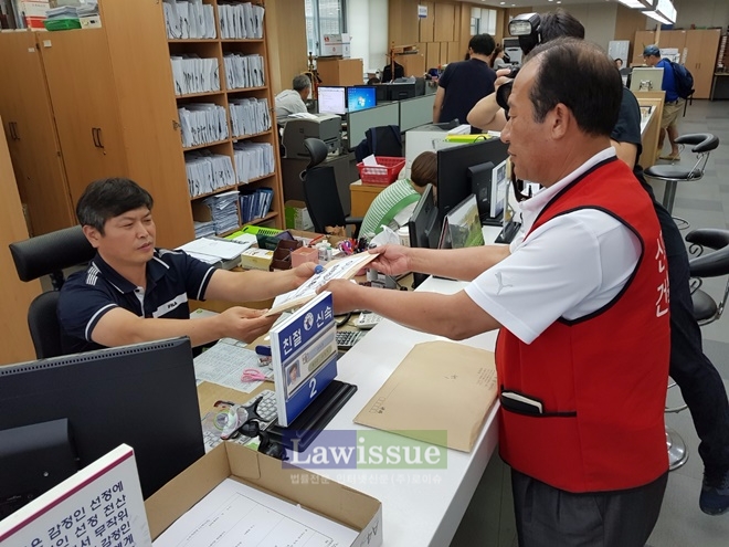 울죽군 서생면 주민협의회 이상대 회장이 대구지법 경주지원에 소장을 접수하고 있다.