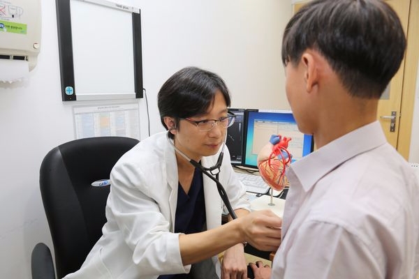 진료중인 중앙대학교병원 흉부외과 홍준화 교수