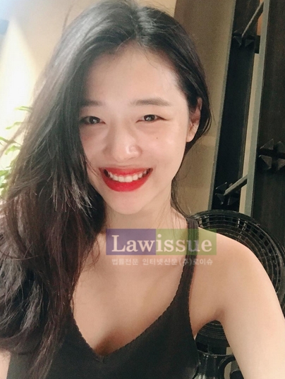 '보호본능 자극' 설리, '민소매 사이로 부러질 듯 쇄골...