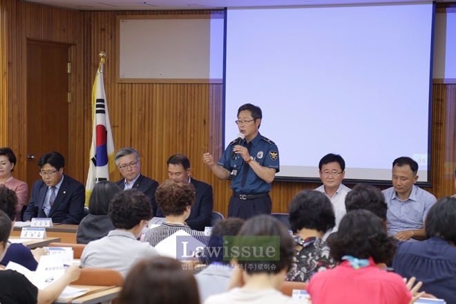 김희규 서장이 치안정책에 대해 설명하고 있다.