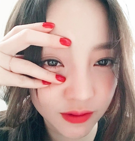 구하라, '빨간 입술 네일컬러...강렬한 초근접 밀착셀카'