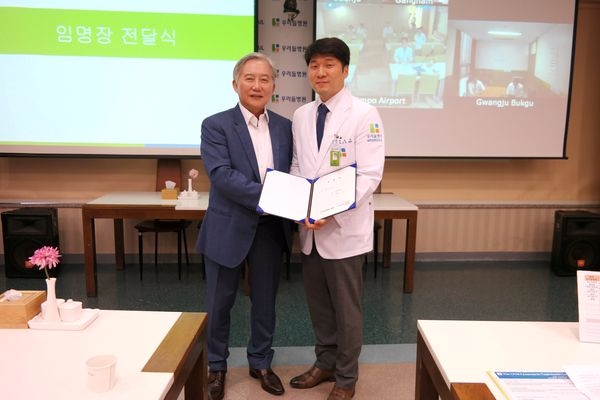 이상호 우리들병원 회장(좌), 배준석 강남 우리들병원 신임 병원장(우)