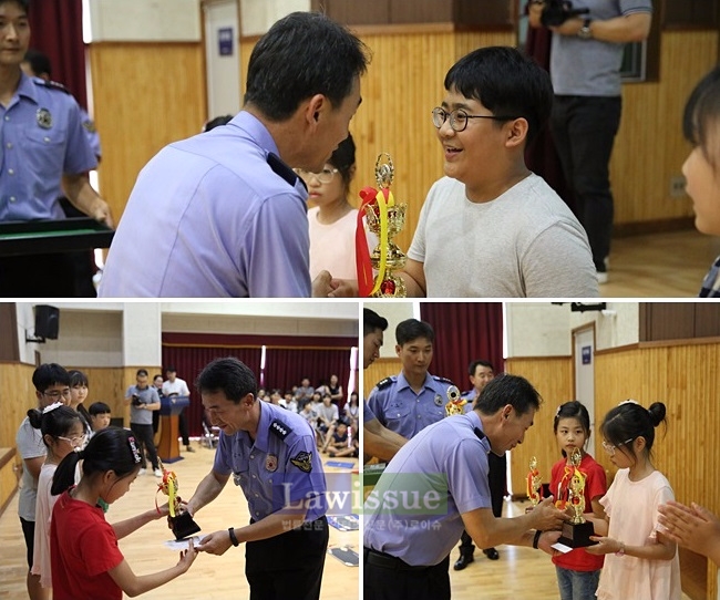 (시계방향으로) 서승진 서장이 직접 1등, 2등, 3등 수상자에게 트로피와 상품을 전달하며 격려하고 있다.