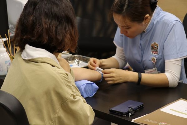 셰이크칼리파전문병원의 검진 프로그램에 따른 검사를 받고 있다(사진:서울대병원 제공)